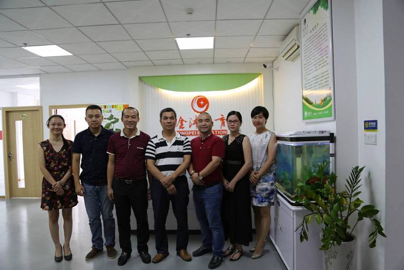 致公黨廣西區(qū)委陳金國秘書長與金沛教育領導班子合影