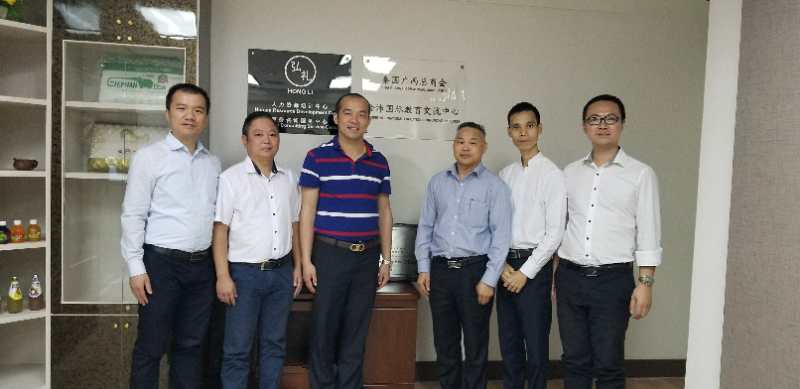 國際部合伙人黃文超（左一），林健偉（左二）國際部總監(jiān)吳琪（右一）執(zhí)行董事粟宥朝（左三），泰國廣西總商會副主席劉漢政（右二），泰國華人青年商會會長助理黃志乾(右三)