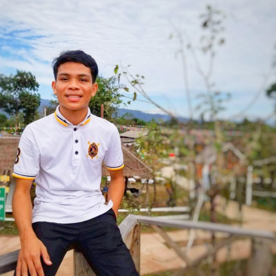 何冀南，柬埔寨人 老撾國立大學(xué)建筑學(xué)院城市規(guī)劃專業(yè)